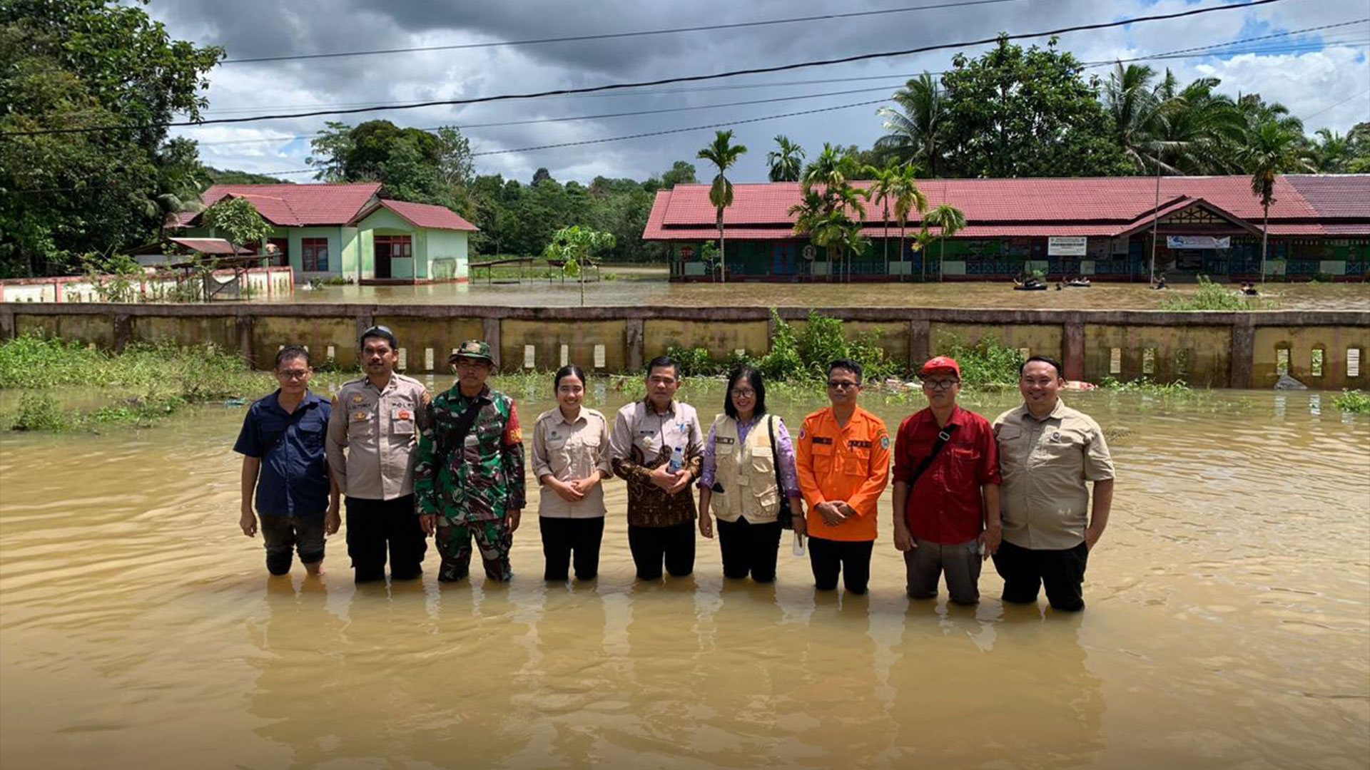 wakil-bupati-landak-erani-tinjau-langsung-kondisi-banjir-di-desa-jelimpo
